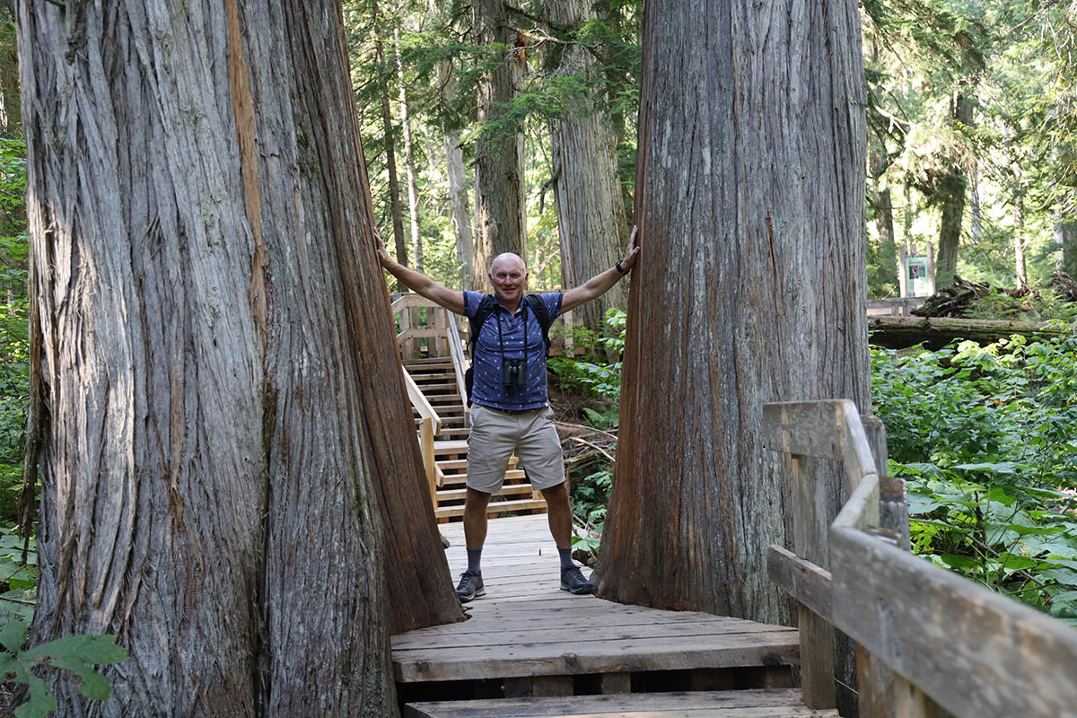 Hans Mom bij Giant Cedars Boardwalk